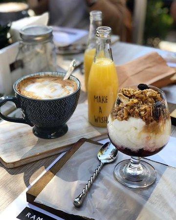 Rama Negra Casa de Cafe